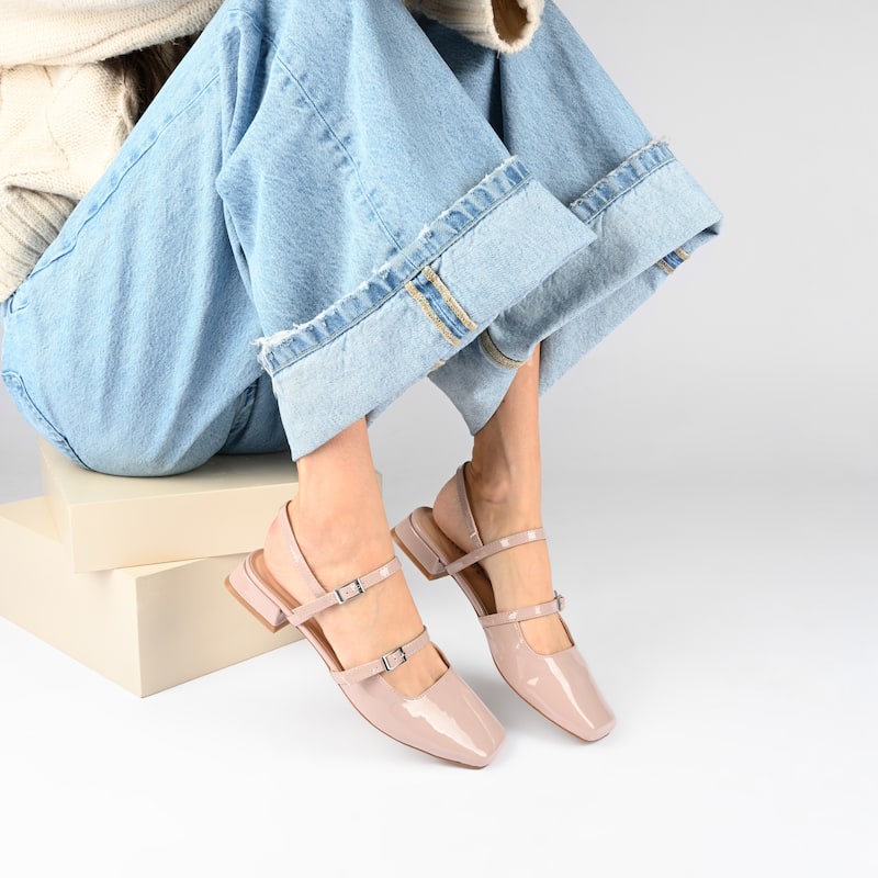 Journee Women's Gretchenn Wide Width Flats