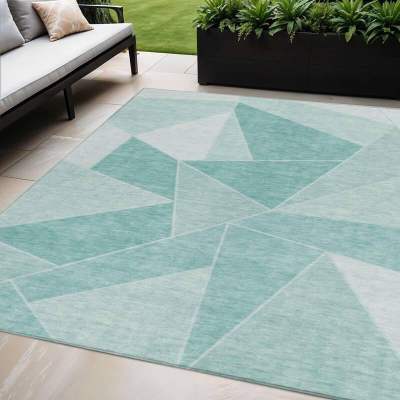 HomeRoots Geometric Transitional Rectangle Outdoor Rug - 5' X 8'