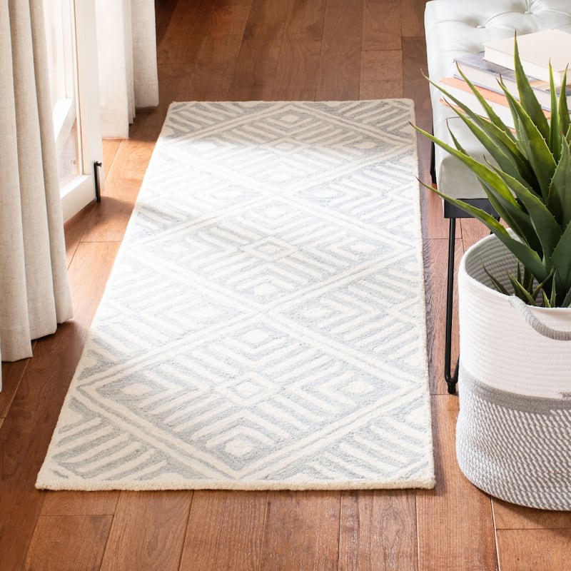 SAFAVIEH Handmade Micro-Loop Catrien Wool Rug - 2'3" x 7' Runner - Grey/Ivory