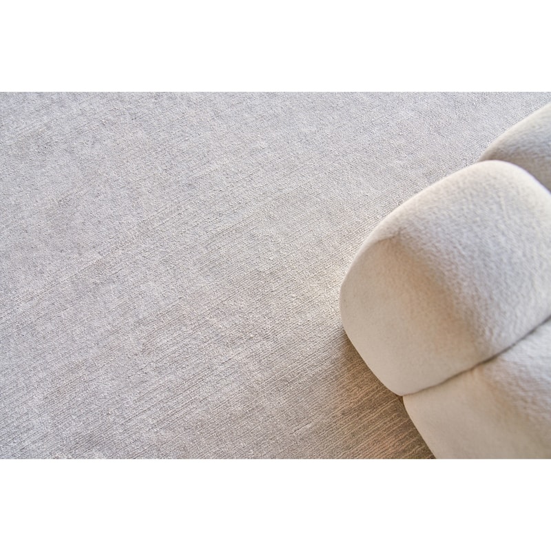EXQUISITE RUGS Tangaro Hand-loomed Bamboo Silk/Banana Silk Silver Area Rug.