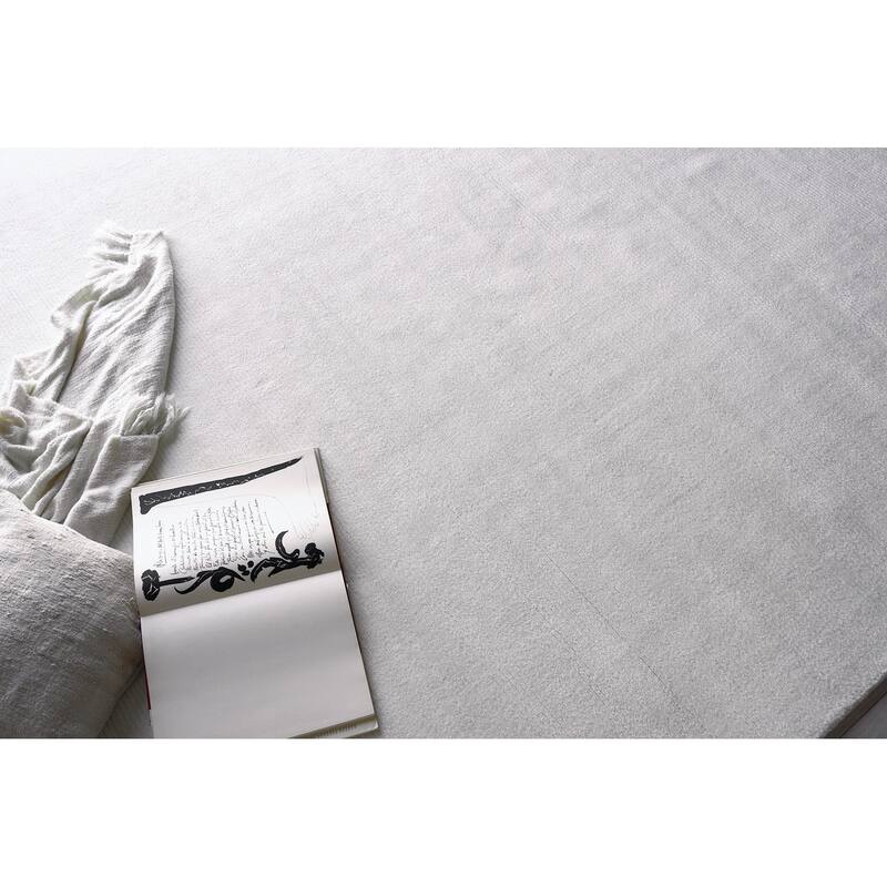 Exquisite Rugs Pavia Modern Handmade Handloomed Silky Nylon White Area Rug