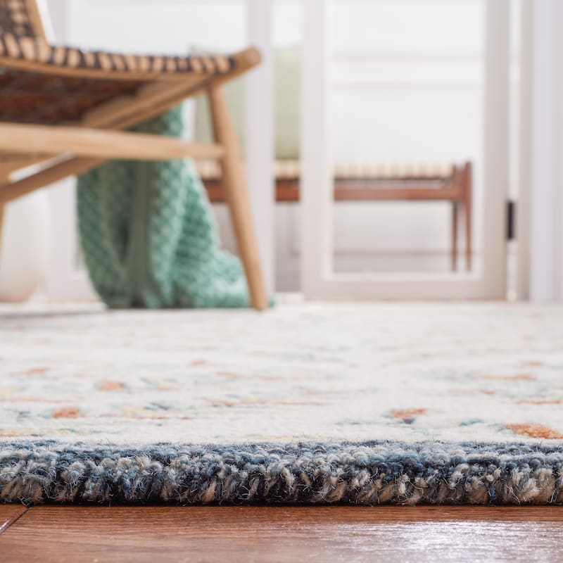 SAFAVIEH Handmade Capri Ilianka Wool Rug