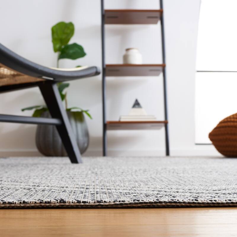 SAFAVIEH Augustine Mualla Boho Diamond Fringe Rug