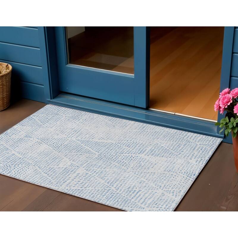 HomeRoots Geometric Transitional Rectangle Outdoor Rug - 3' x 5'