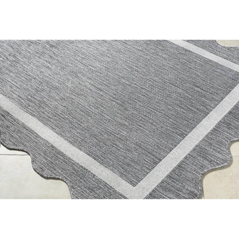 Livabliss Miami Beach Traditional Indoor / Outdoor Area Rug