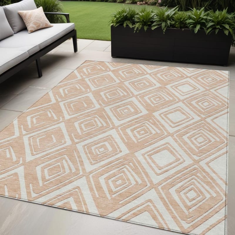 HomeRoots Geometric Transitional Rectangle Outdoor Rug - 5' X 8'