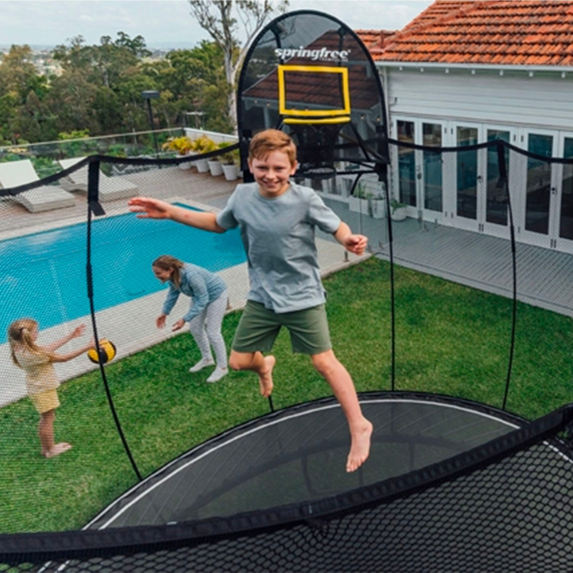 Large springfree outlet trampoline