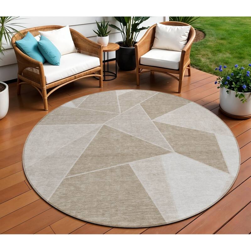 HomeRoots Geometric Transitional Rectangle Outdoor Rug - 8' Round