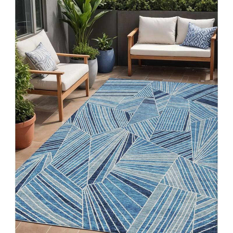 HomeRoots Geometric Transitional Rectangle Outdoor Rug - 5' X 8'