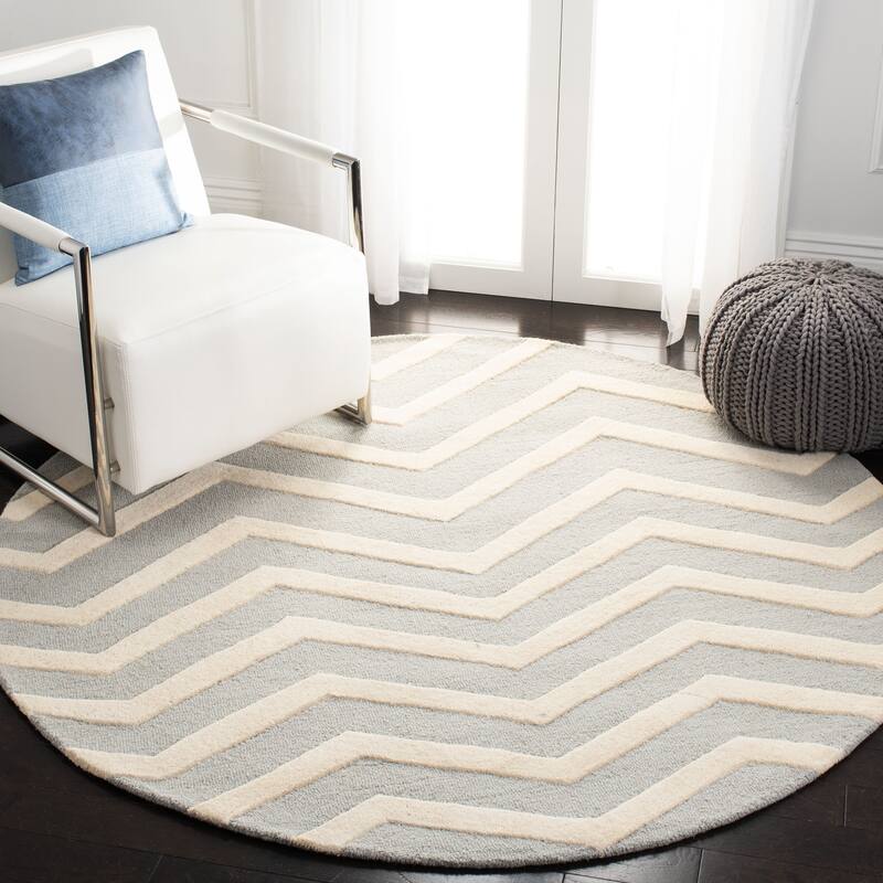 SAFAVIEH Handmade Cambridge Terttu Chevron Wool Rug - 6' Round - Grey/Ivory