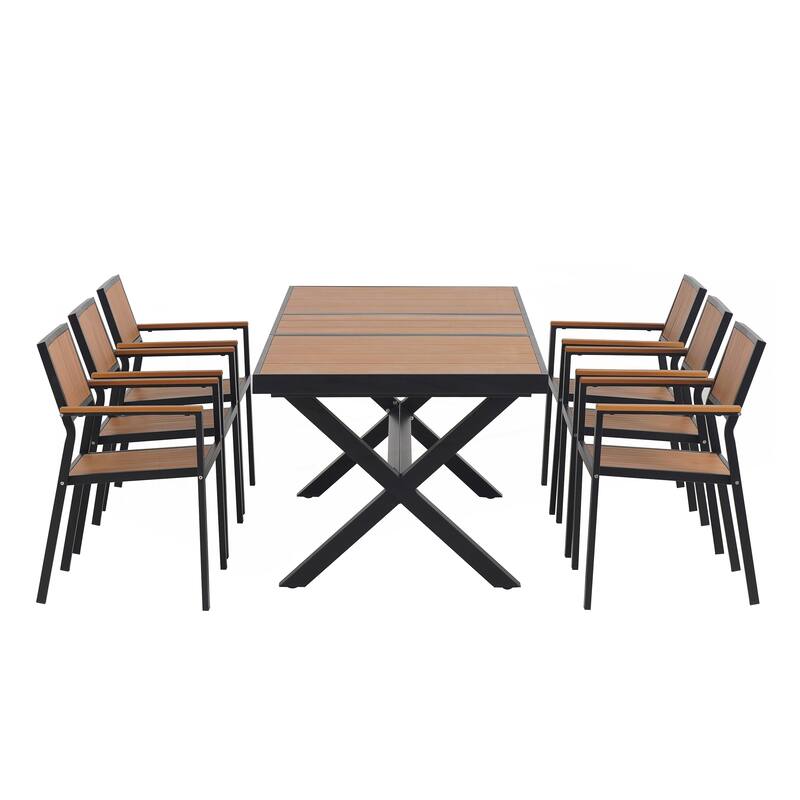 Experience Outdoor Dining Freedom with a Flexible Set