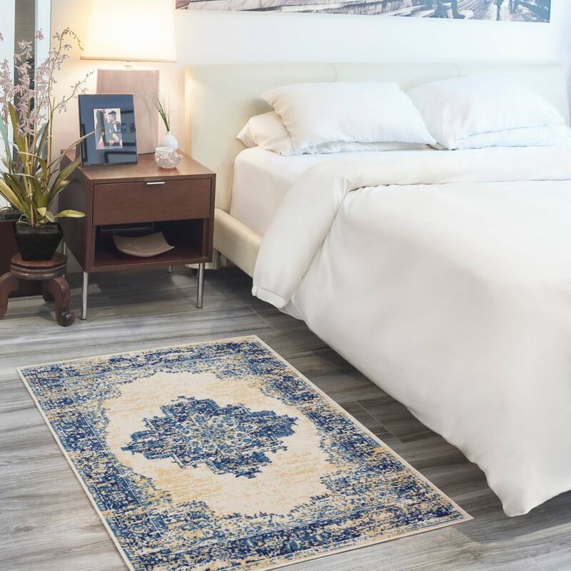 Nourison Grafix Distressed Vintage Medallion Area Rug - 3' x 5' - White