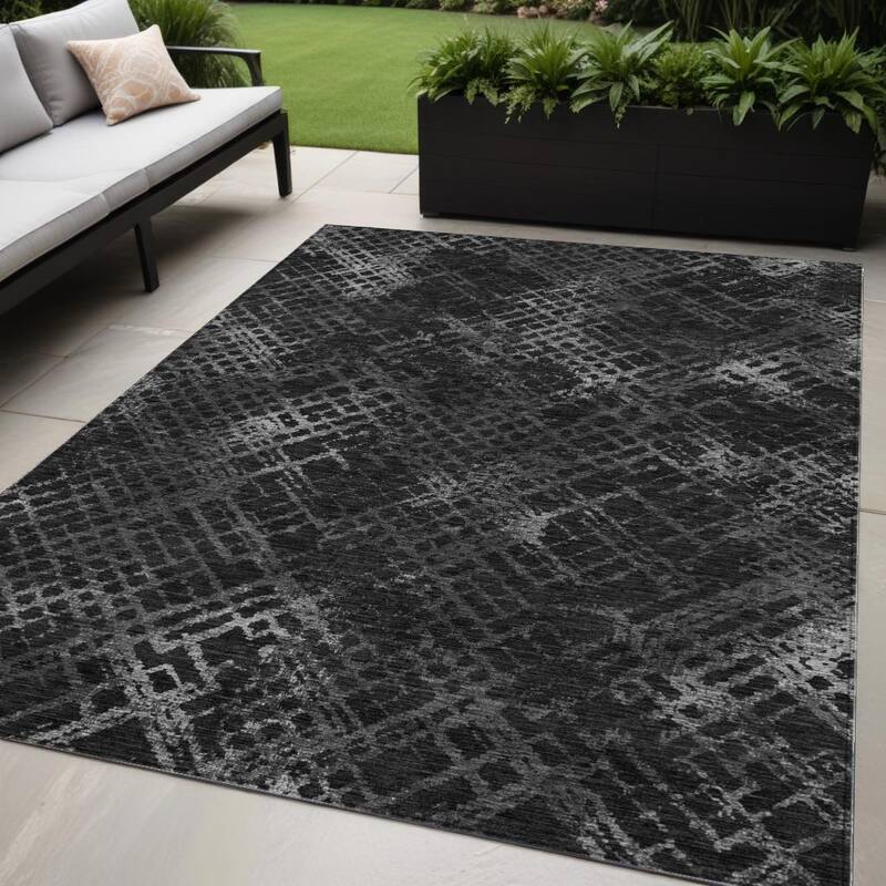 HomeRoots Geometric Transitional Rectangle Outdoor Rug - 5' X 8'