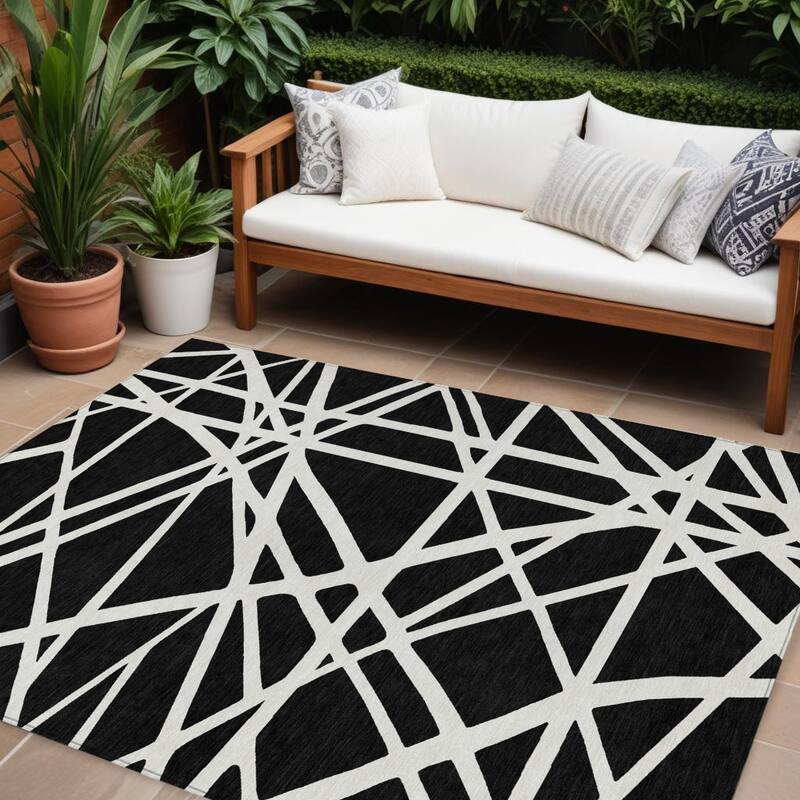 HomeRoots Geometric Transitional Rectangle Outdoor Rug - 10' X 14'