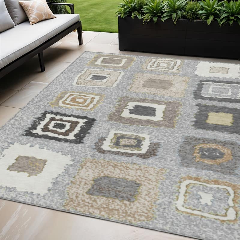 HomeRoots Geometric Transitional Rectangle Outdoor Rug - 5' X 8'