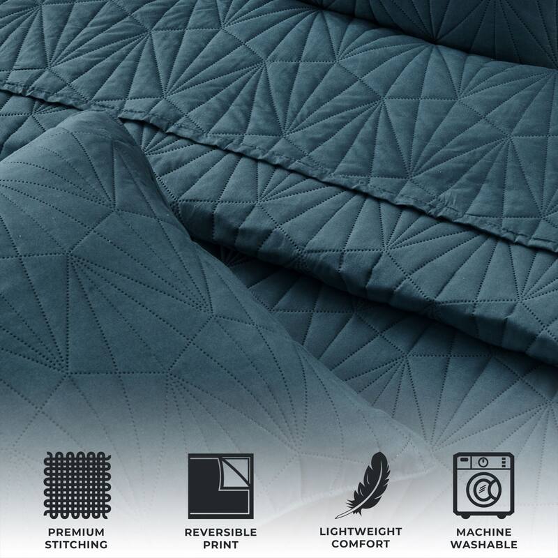 Premium Geometric Pinsonic Microfiber Quilt Set With Shams