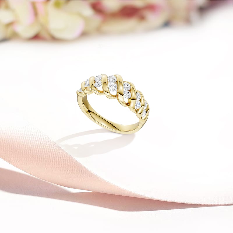 3/4ct TDW Diamond Swirling Wedding Band in 14K Yellow Gold for Women