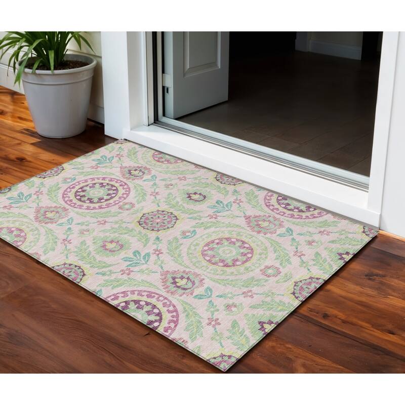 HomeRoots Floral Transitional Rectangle Outdoor Rug - 3' x 5'