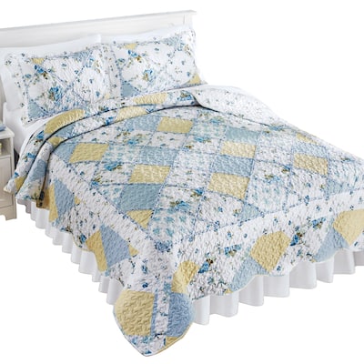 Layla Reversible Trellis Design Scalloped Edge Quilt