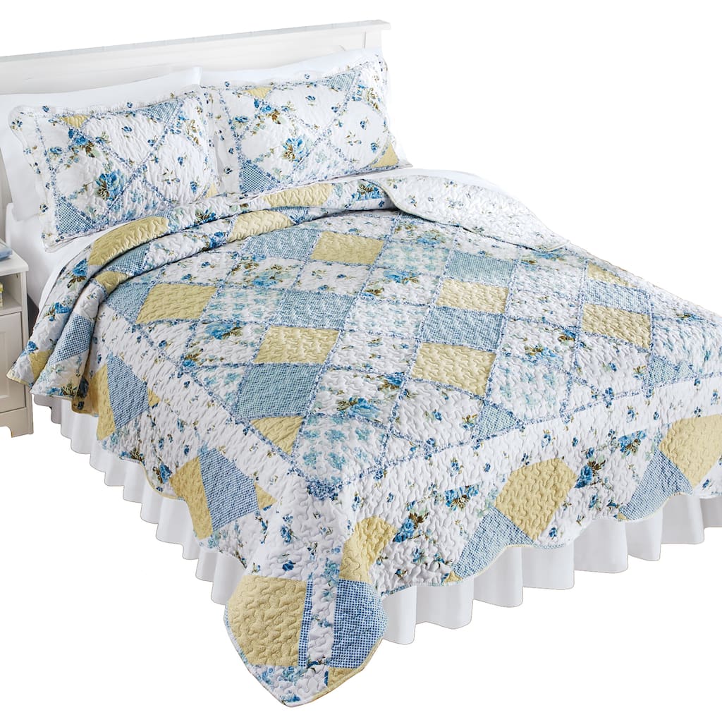 Layla Reversible Trellis Design Scalloped Edge Quilt