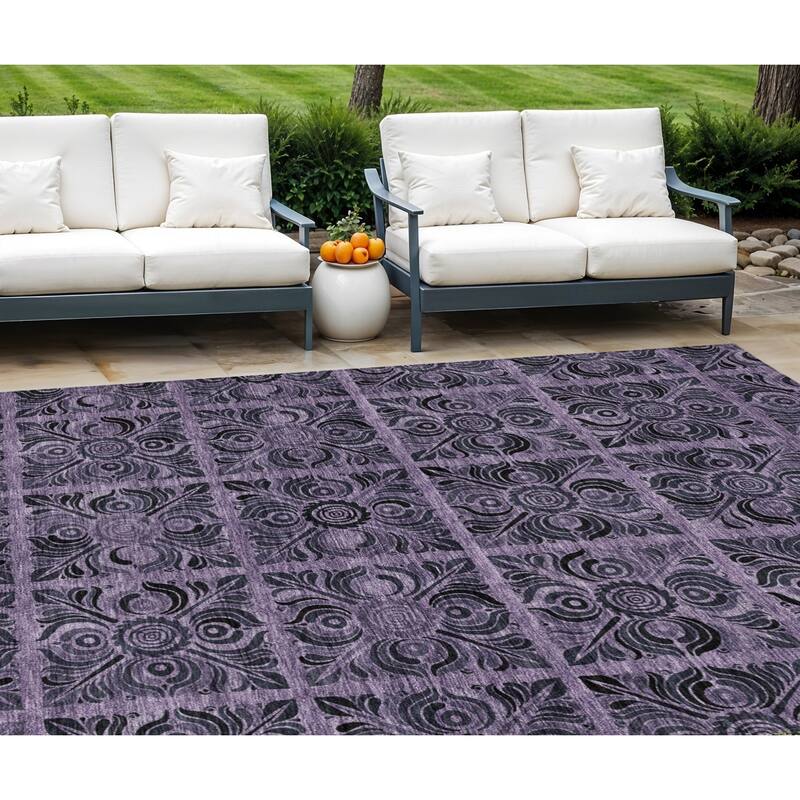 HomeRoots Medallion Transitional Rectangle Outdoor Rug - 10' X 14'