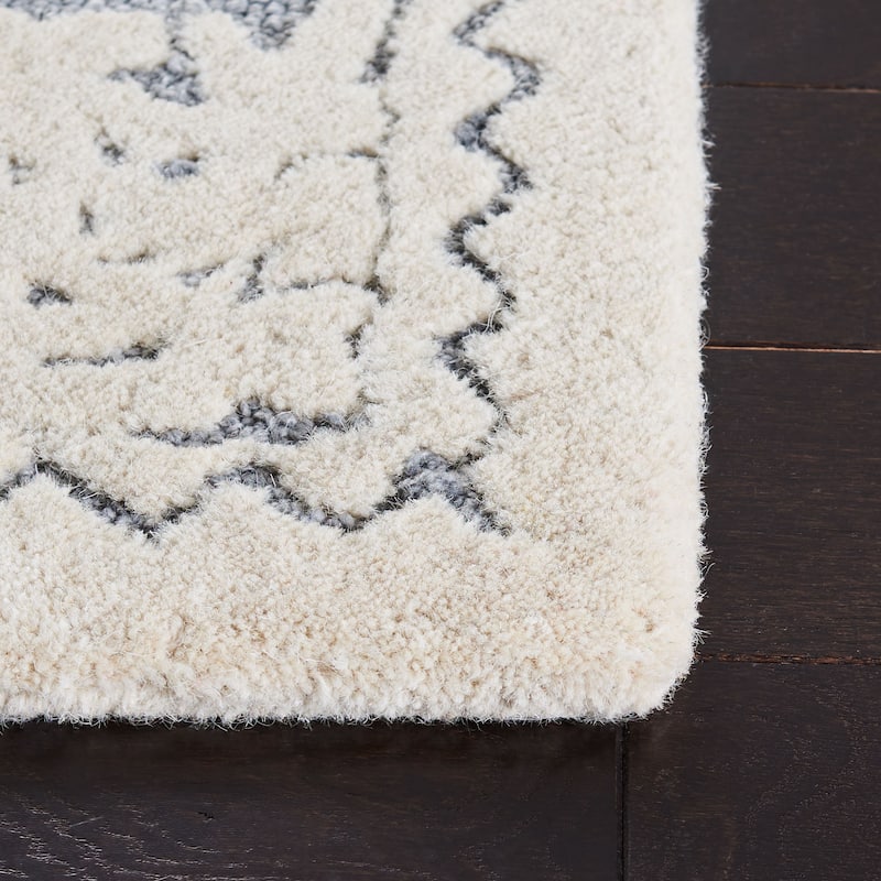 SAFAVIEH Handmade Micro-Loop Gerhild Medallion Wool Rug