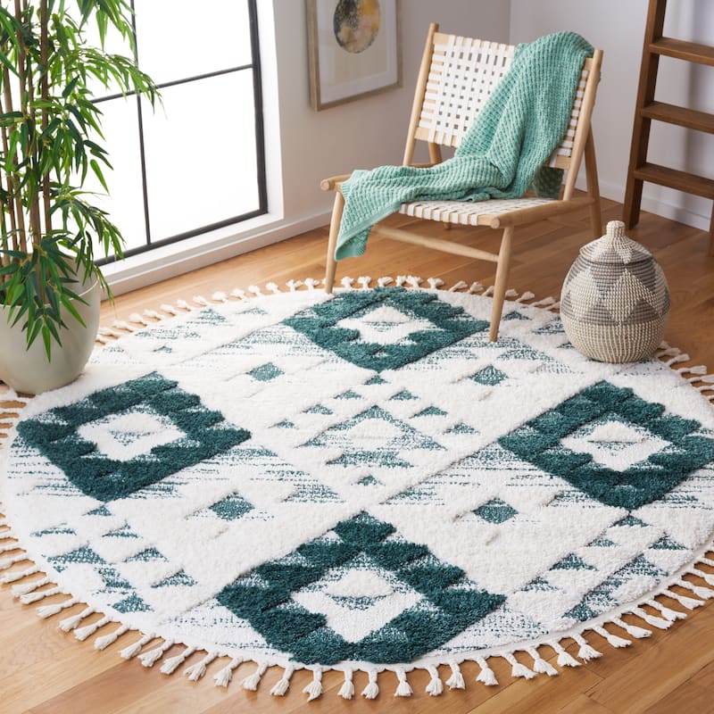 SAFAVIEH Moroccan Tassel Shag Kobi 2-inch Thick Rug - 6' Round - Green/Ivory