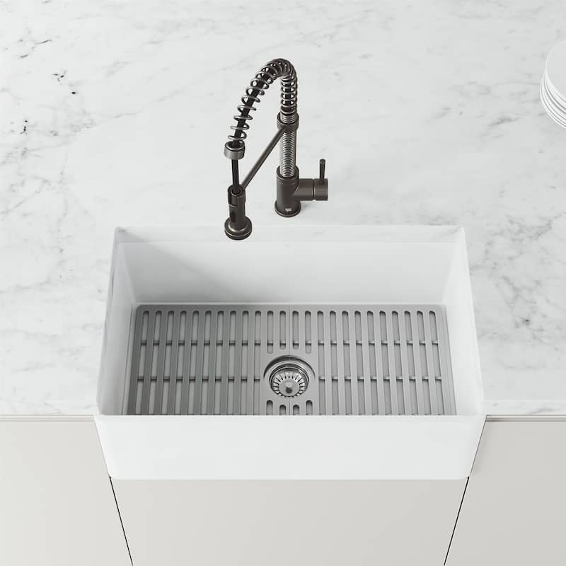 VIGO Edison 19" H Single Handle Pull-Down Sprayer Kitchen Faucet