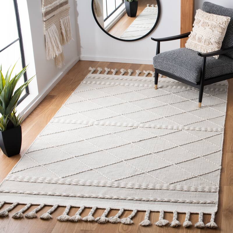 SAFAVIEH Handmade Casablanca Caty Moroccan Wool Tassel Rug - 5' x 8' - Silver/Ivory