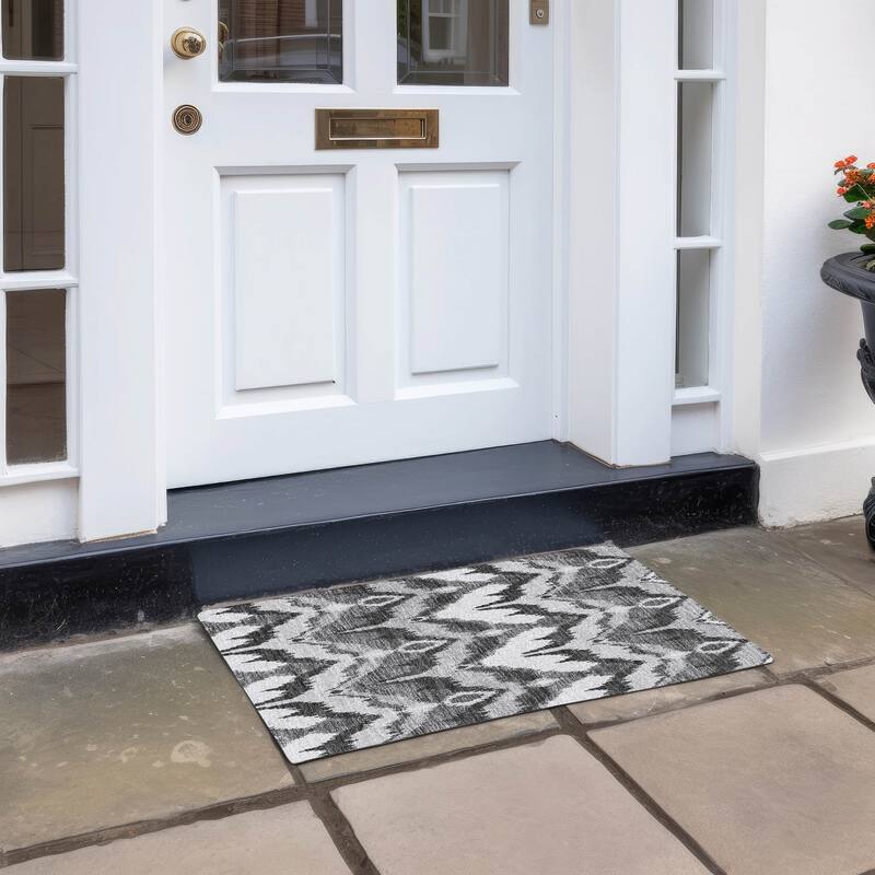 Machine Washable Indoor/ Outdoor Chantille Boho Ikat Rug - Gray - 1'8" x 2'6"