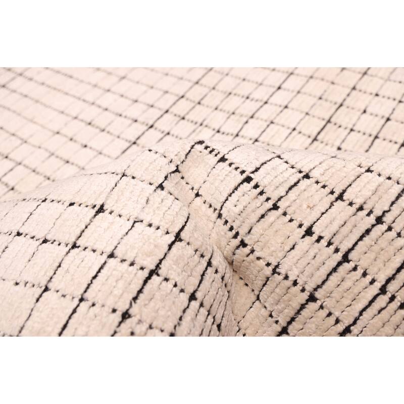 ECARPETGALLERY Hand Loomed Ananda Ivory Silk Rug - 5'6 x 8'5