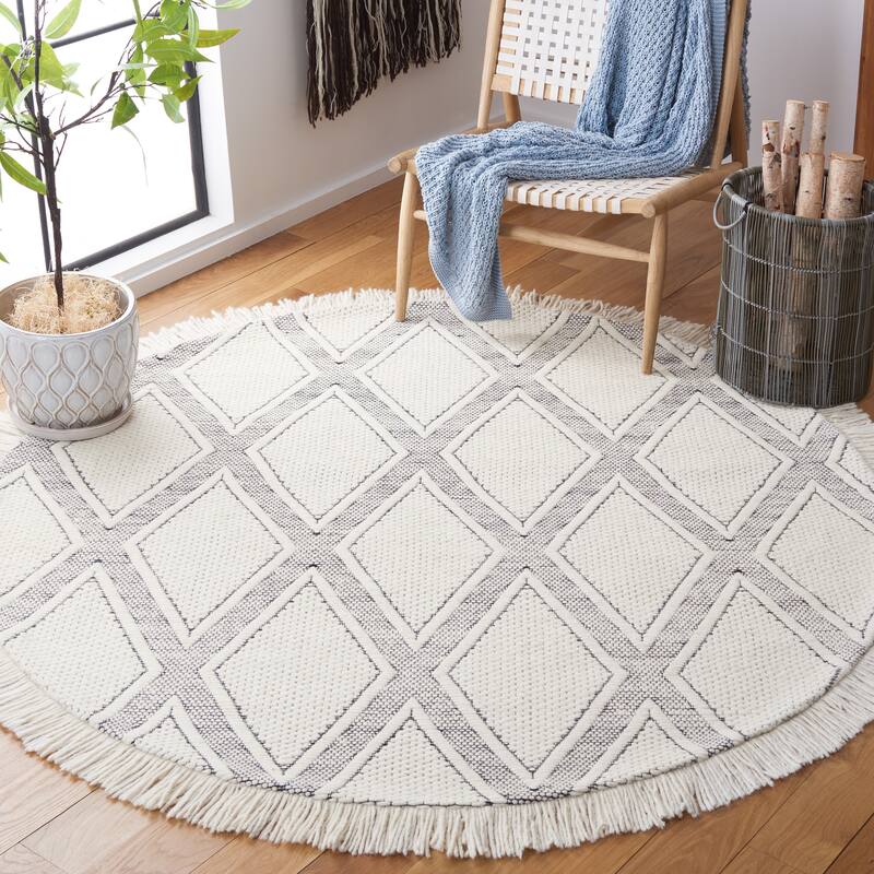 SAFAVIEH Handmade Natura Anasia Wool Fringe Rug - 6' Round - Ivory/Black