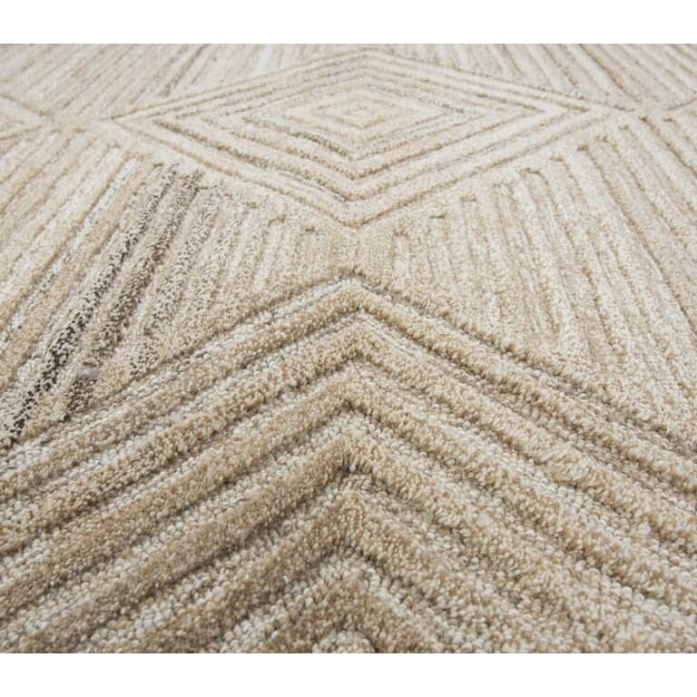 Alora Decor Makalu Hand-tufted Diamond Solid Wool Rug