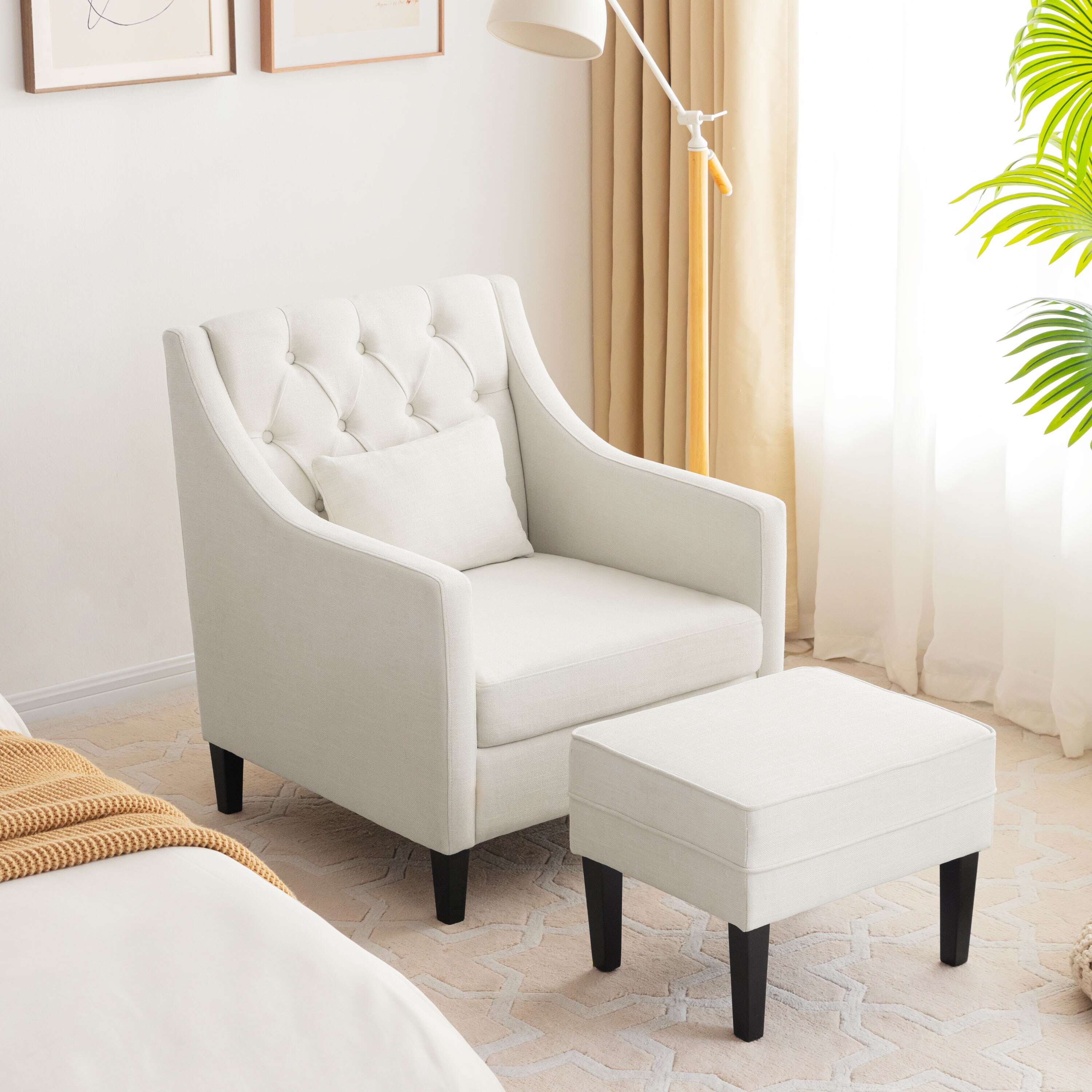 Comfy chair with arms 2025