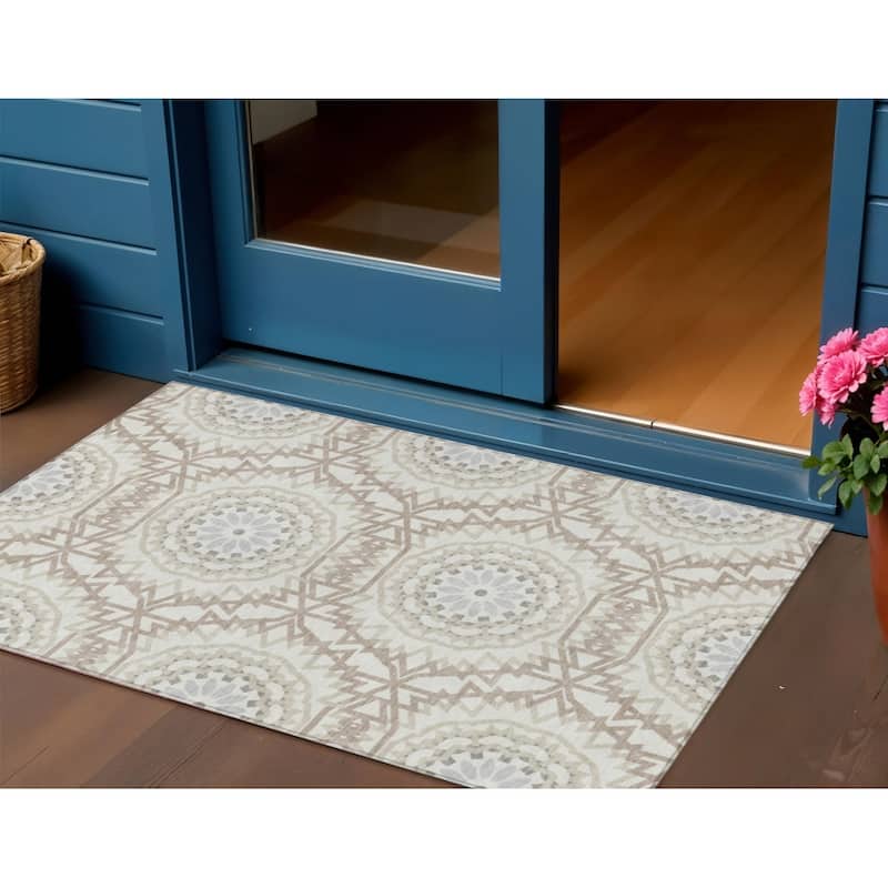 HomeRoots Floral Medallion Transitional Rectangle Outdoor Rug - 3' x 5'