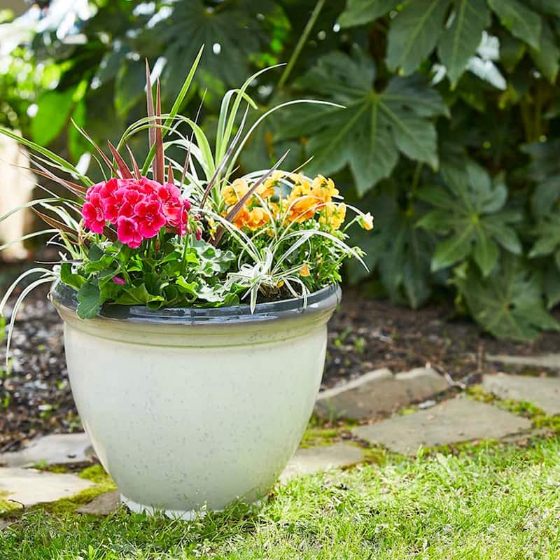 Southern Patio Heritage Resin 18-inch Outdoor Planter