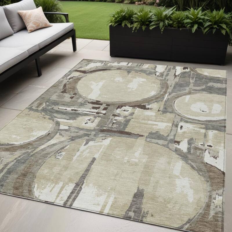 HomeRoots Geometric Transitional Rectangle Outdoor Rug - 5' X 8'