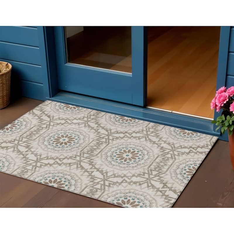 HomeRoots Floral Medallion Transitional Rectangle Outdoor Rug - 3' x 5'