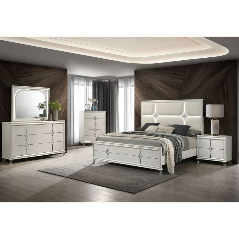 Gwendolyn Pearl White 5-drawer Bedroom Chest of Drawers