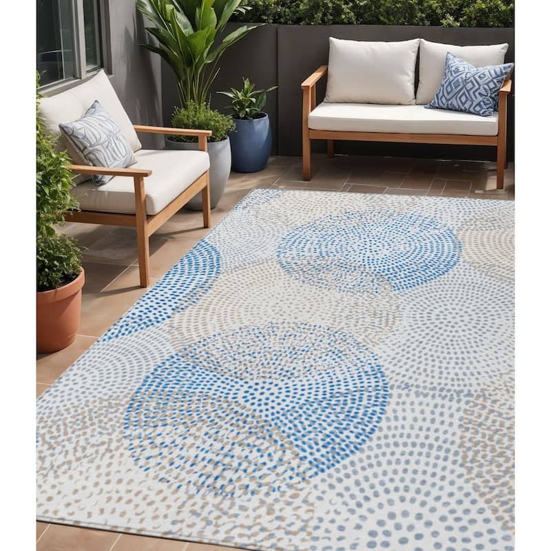 HomeRoots Polka Dot Transitional Rectangle Outdoor Rug - 5' X 8'