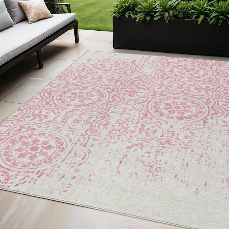 HomeRoots Medallion Transitional Rectangle Outdoor Rug - 5' X 8'