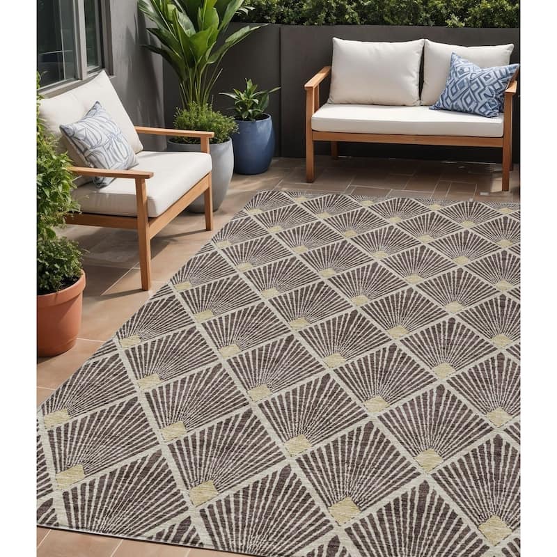 HomeRoots Geometric Transitional Rectangle Outdoor Rug - 5' X 8'