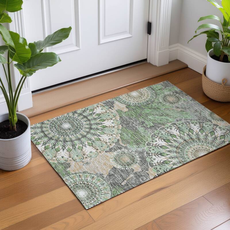 Machine Washable Indoor/ Outdoor Traditional Pinwheel Chantille Rug