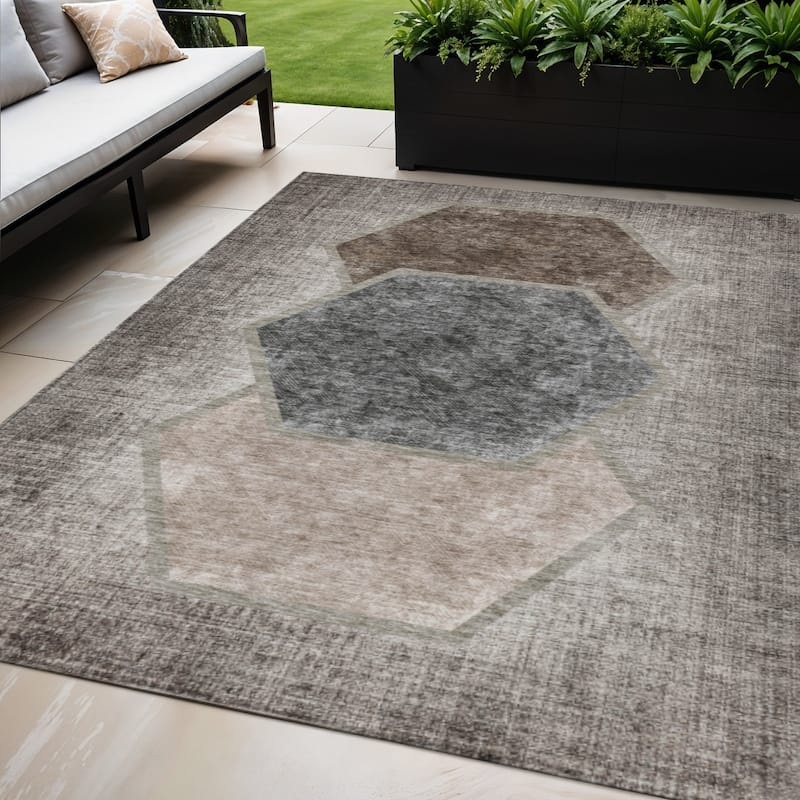 HomeRoots Geometric Transitional Rectangle Outdoor Rug - 5' X 8'
