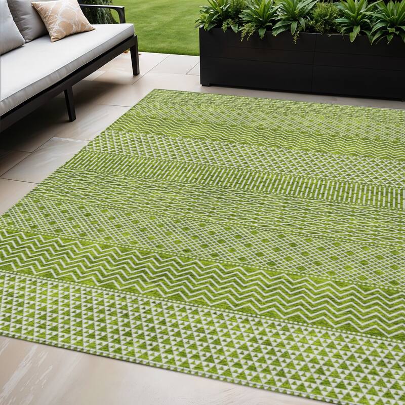 HomeRoots Chevron Modern Rectangle Outdoor Rug - 5' X 8'