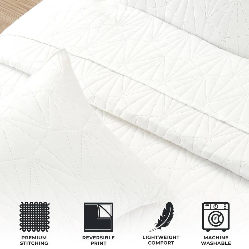 Premium Geometric Pinsonic Microfiber Quilt Set With Shams