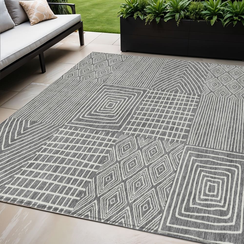HomeRoots Geometric Transitional Rectangle Outdoor Rug