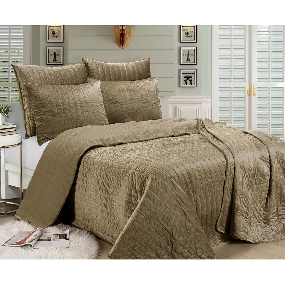 Brielle velvet online quilt set