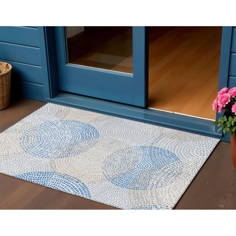 HomeRoots Polka Dot Transitional Rectangle Outdoor Rug - 3' x 5'