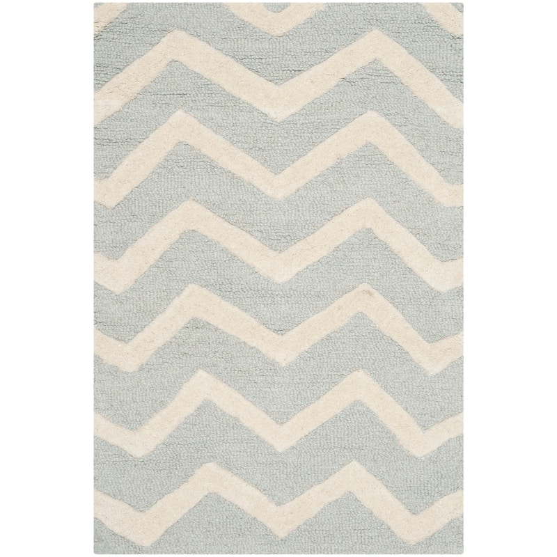 SAFAVIEH Handmade Cambridge Terttu Chevron Wool Rug - 2'6" x 4' - Grey/Ivory